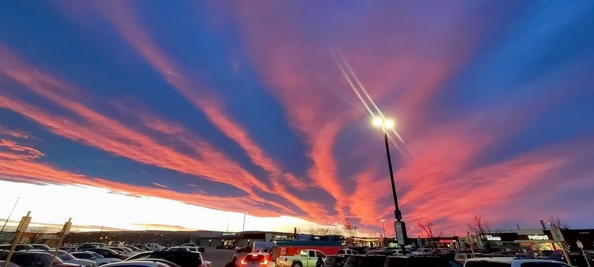 jpaint's tweet photo. #calgarysunset #abstorm #calgary #alberta Sunset from Deerfoot. January 28 2022 Photo by son Doug. https://t.co/Od3omp9o6w