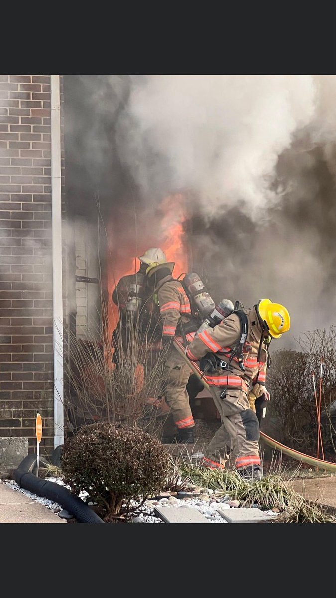 RockvilleVFD's tweet photo. Company 3 dumped the house on the 8 box with heavy fire showing on both floors extending to exposures on either side
We had the engine and squad on the initial assignment with the tower on the second alarm. We placed lines in service, conducted primary searches and ventilated it https://t.co/gwYAh49H1b