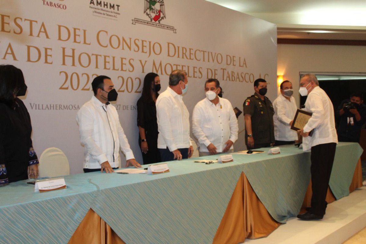 AMHMT's tweet photo. La Asociación Mexicana de Hoteles y Moteles de Tabasco, A.C. @AMHMT hizo entrega de Reconocimiento por la trayectoria en la Hotelería Organizada de Tabasco, a Don Ángel Alberto Zurita Jiménez, recibiendo su hijo Lic. Gustavo E. Zurita González #27enero2022 https://t.co/MpWQIRAuIm