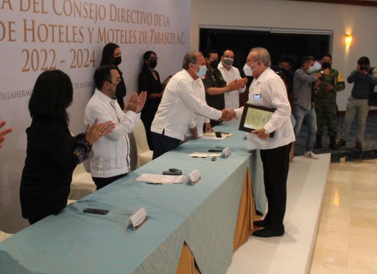 AMHMT's tweet photo. La Asociación Mexicana de Hoteles y Moteles de Tabasco, A.C. @AMHMT hizo entrega de Reconocimiento por la trayectoria en la Hotelería Organizada de Tabasco, a Don Ángel Alberto Zurita Jiménez, recibiendo su hijo Lic. Gustavo E. Zurita González #27enero2022 https://t.co/MpWQIRAuIm
