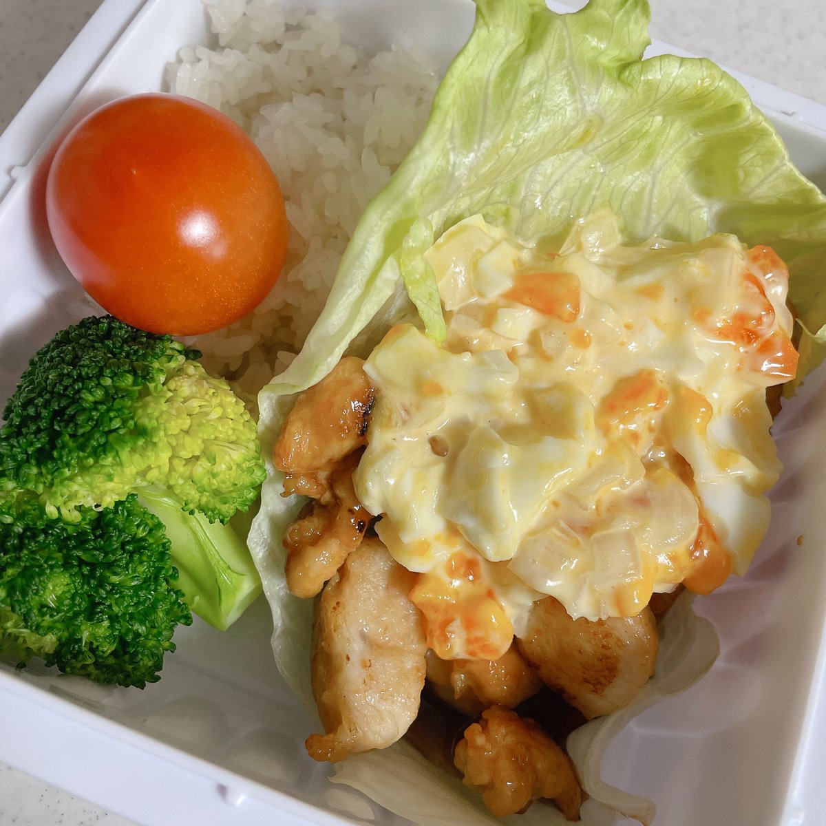 fukupoyoxx's tweet photo. お弁当できた🍱 #チキン南蛮 よ🐣
今日は12時から出勤時間まで配信予定💡お話ししましょうね😊その前に読書、読書📖 #modeconspring #ミクチャ https://t.co/nprp7TpFpG https://t.co/stzlL5UeIj