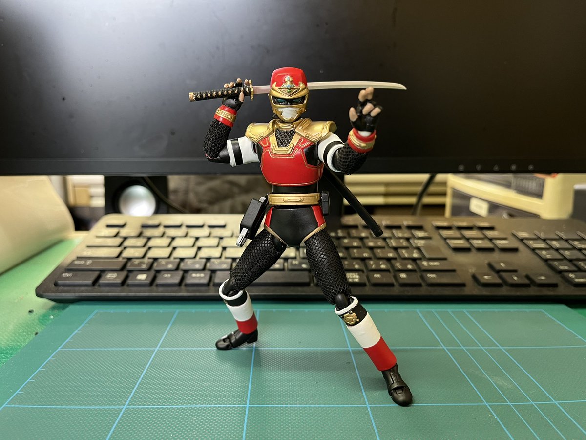 backy5126's tweet photo. フィギュアーツ改造
世界忍者戦ジライヤ
戸隠流第三十五代宗家　ジライヤ

印籠とホルスターのマークは@TAKASSS2 にお願いしました。
ジライバスターは自作してみました。
鎖帷子風の網目の再現もいい方法が見つかって良かったです。
肩アーマーの大きさが気になりますが、ひとまずはこれで（笑） https://t.co/QqPssnfAOh