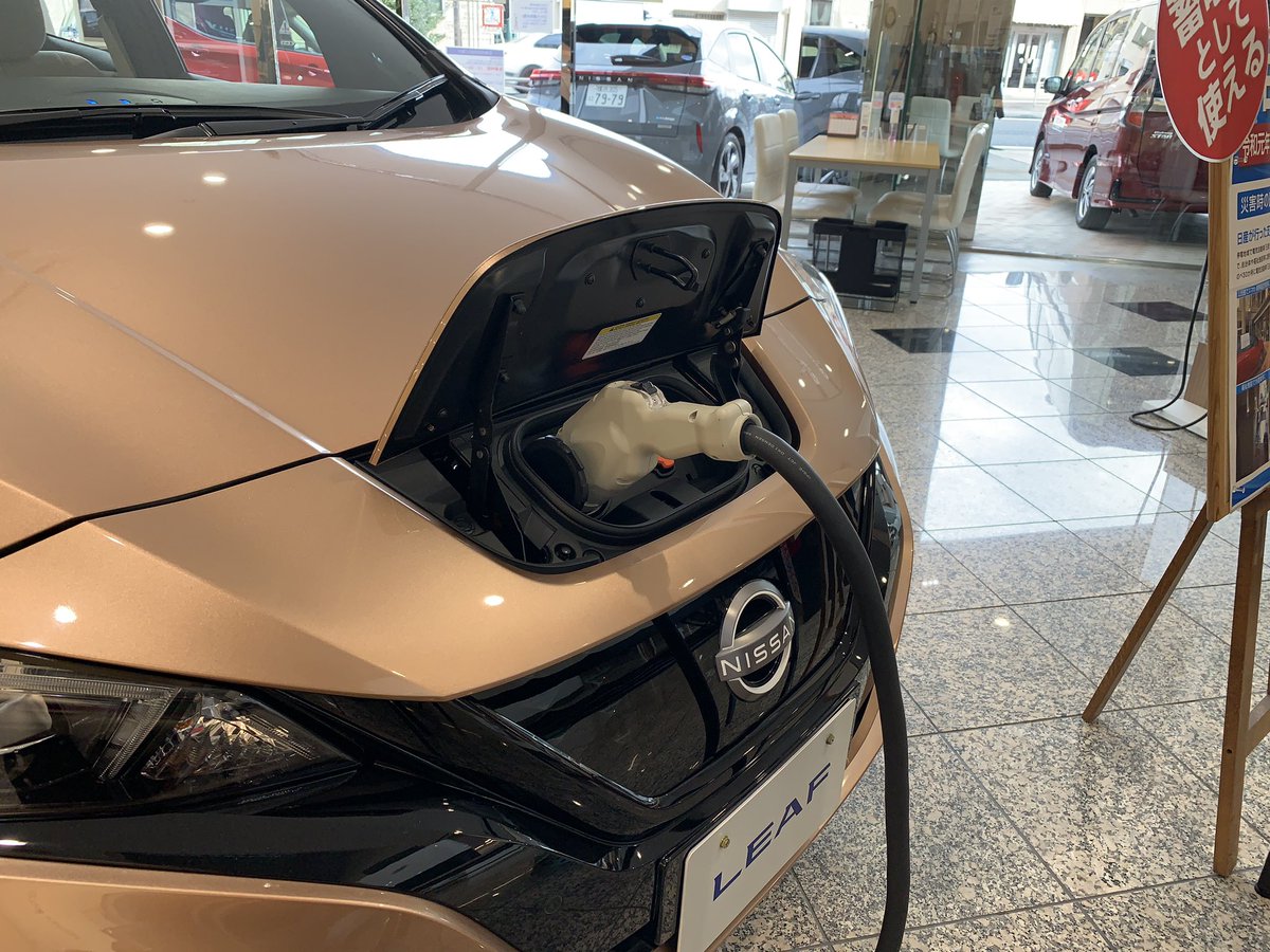 tomneko_p's tweet photo. 近所の #日産 ディーラーに来ています。#リーフ から電気を取り出して、コーヒー入れてるんですけど。#外部給電機 の　#PowerMover はニチコン製で #プリウス や ＃蓄電池 にも使えるそうです。コーヒーは、まあ普通でしたけど。電源で味が変わるわけもなく。(*^^*) https://t.co/Y535rhlO0G