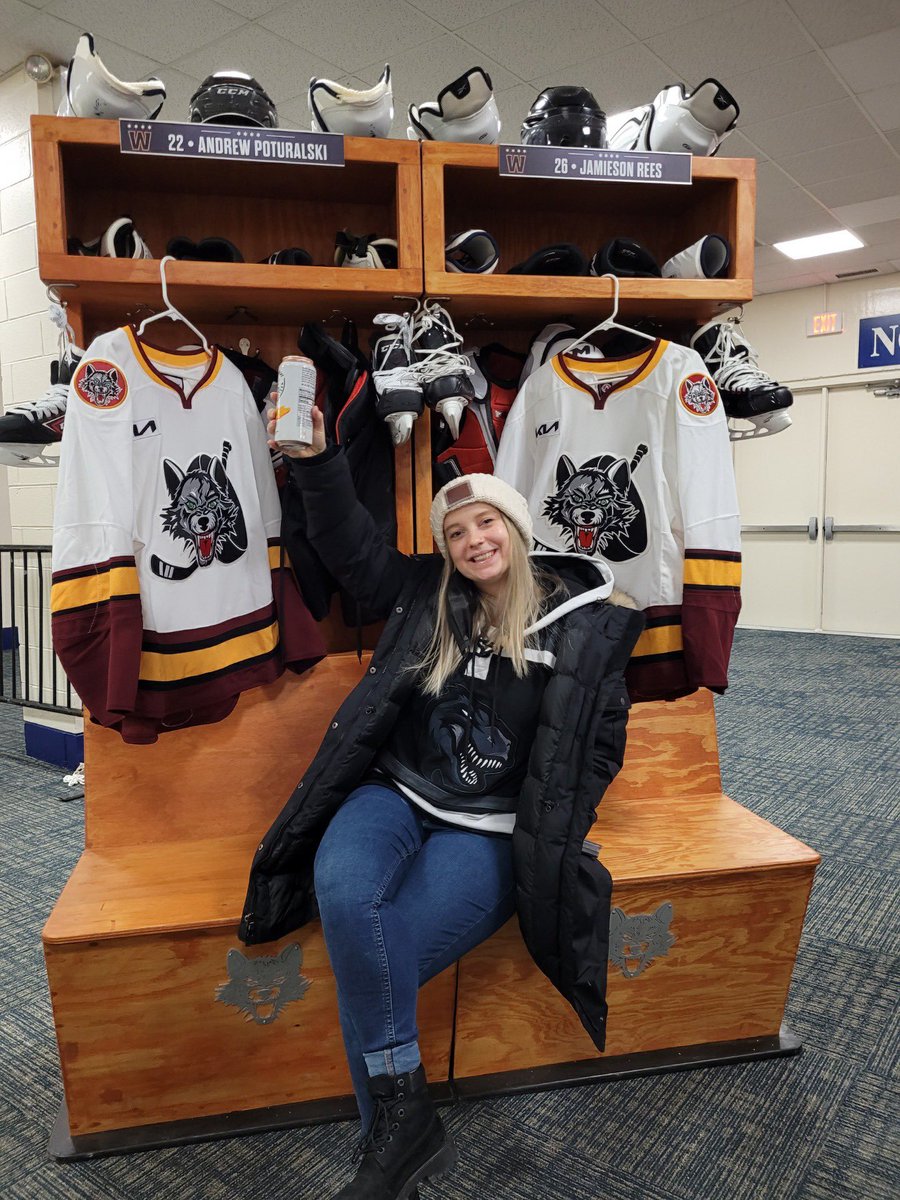 RebaStragand's tweet photo. @Chicago_Wolves skatin to a W! 🐺⛸ #chicagowolves https://t.co/KvSR2bS8qq