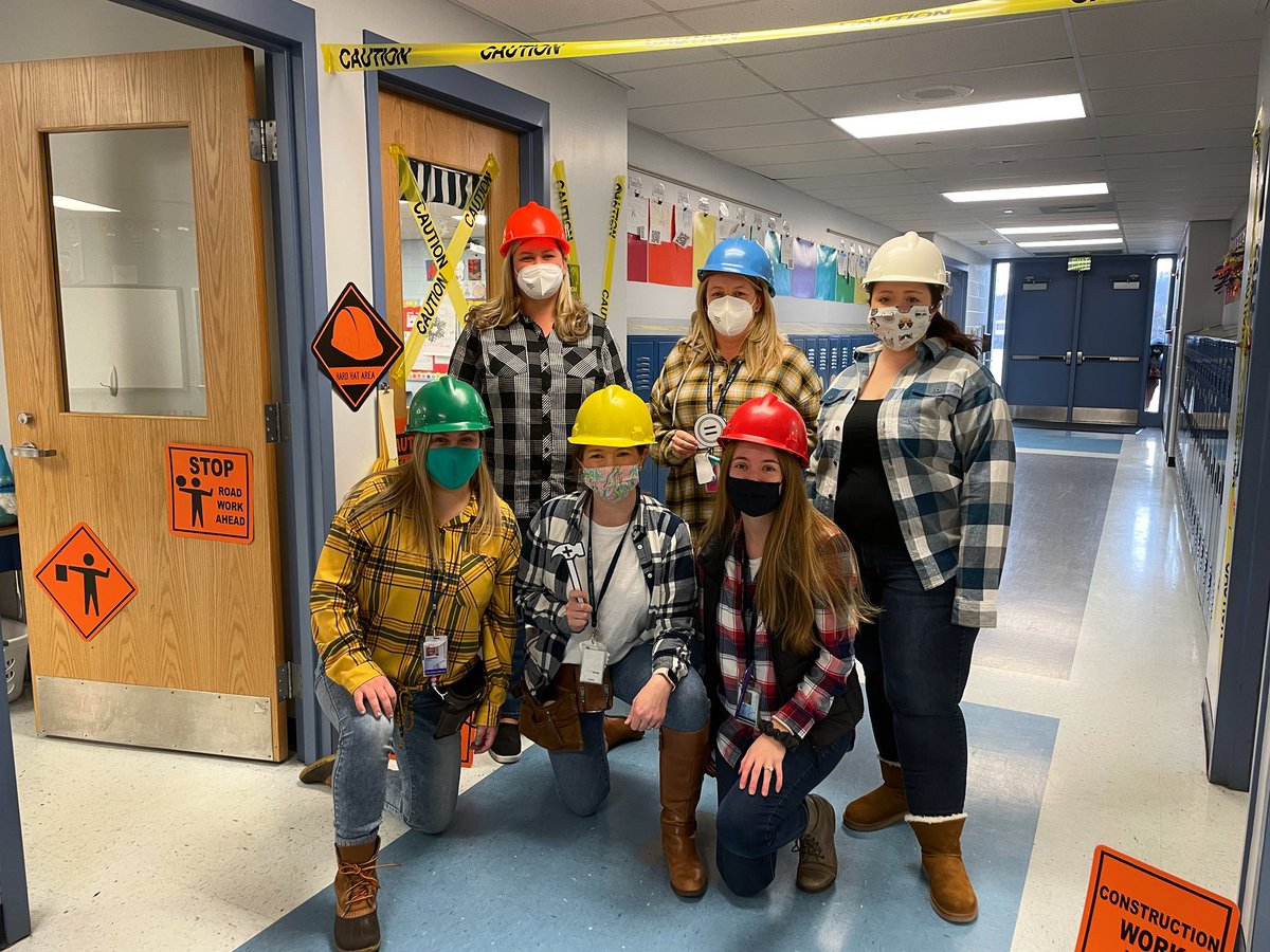 Mrs_Jefferson_'s tweet photo. Kindergarten Construction Crew! 

Blueprints, building and addition equations! 

🦺🚧 

@AACountySchools 
@FreetownAACPS https://t.co/YatKVxGPT3