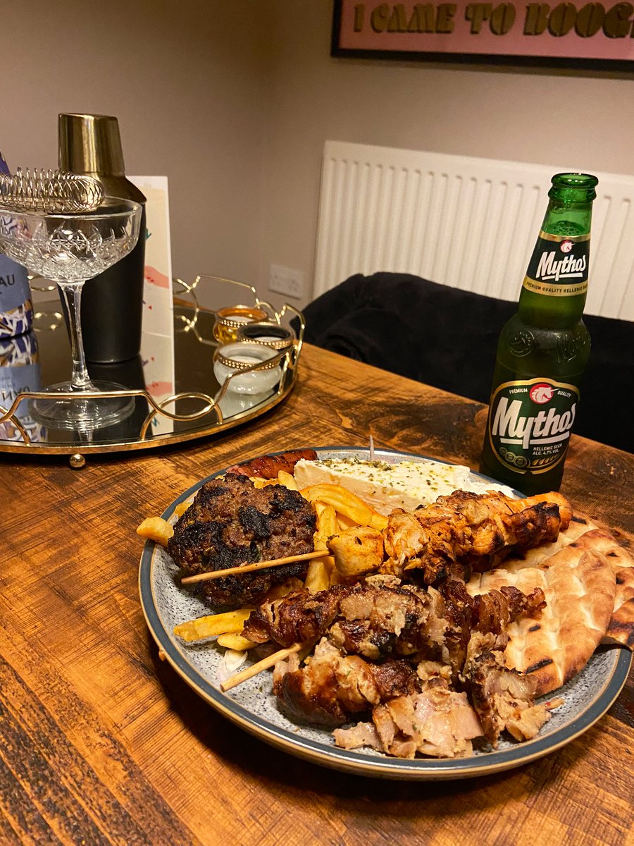 sarahsarahrees's tweet photo. Happy Friday! Celebrating (almost) the end of January with a @hellenic_eatery takeaway… 🇬🇷 🤤 https://t.co/B3QzzR78sy