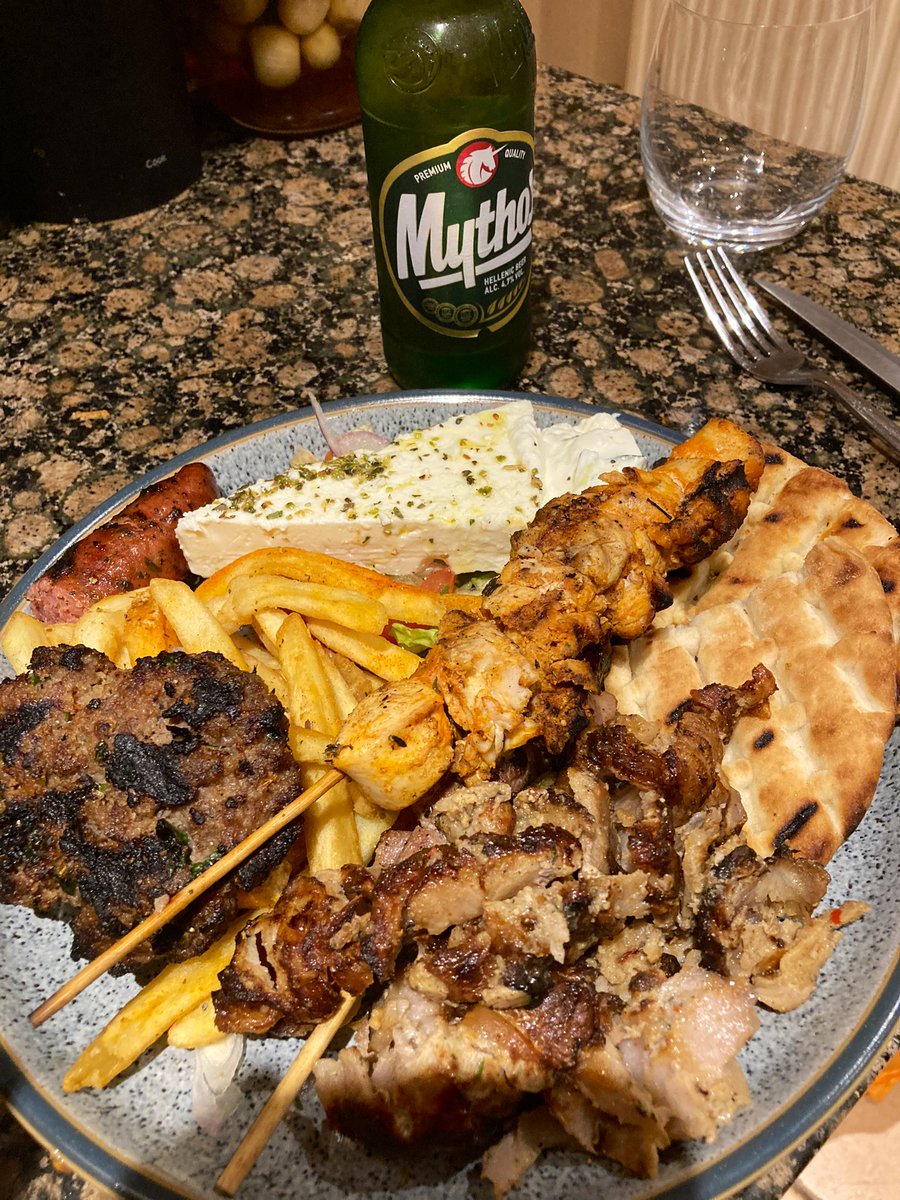 sarahsarahrees's tweet photo. Happy Friday! Celebrating (almost) the end of January with a @hellenic_eatery takeaway… 🇬🇷 🤤 https://t.co/B3QzzR78sy