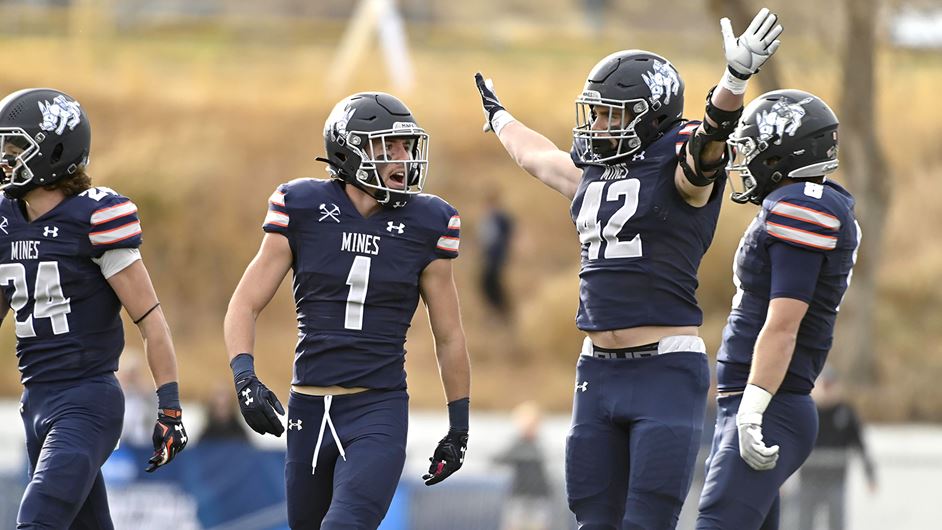 NCAADII's tweet photo. It's never too early to begin thinking about the next #D2FB season, is it?!  🤔🤔🤔

Turner Sports' @WayneCavadi_D2 provides an early look at his 2022 preseason Power 10 rankings: https://t.co/YfUuOZ5Mxi. https://t.co/S1RgOCfy8x