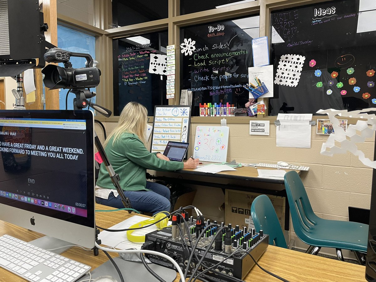 ACoyGonzalez's tweet photo. Middle school is simply amazing @NorthmontTBolts. Joy McKarns fills a room with compassion, energy, and love for her students and colleagues. Her students leave filled up and some become teachers down the street! Thank you for sharing Northmont!  #OhioLovesTeachers #IEducateOhio https://t.co/BvFpd82Vns