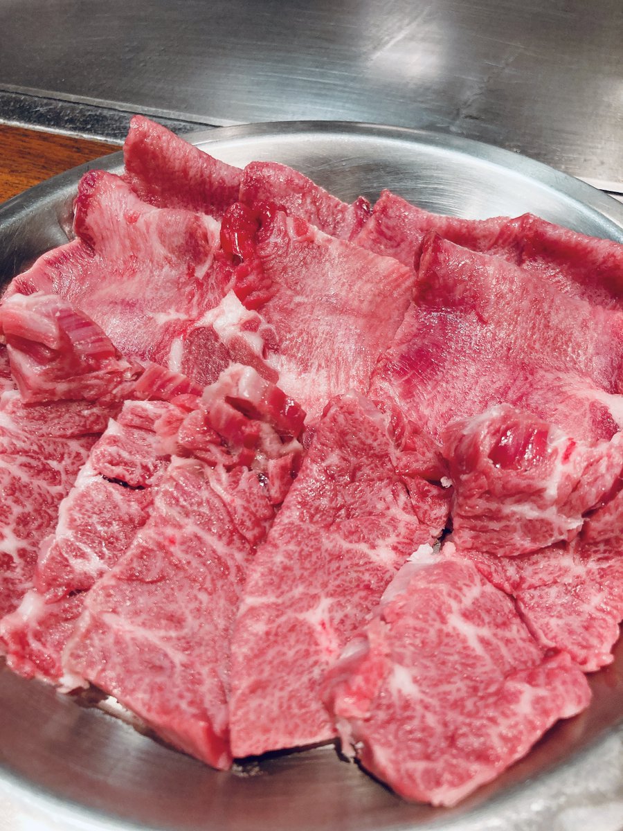 menchi2929's tweet photo. 【2022年】1発目のプレゼント企画。今年もフォロワーさんに感謝を込めてお肉配ります。[おうちで焼肉セット]を抽選で2名の方にプレゼントします。タンとハラミ。そして㊙︎のお肉、総重量1キロの肉をご家庭で。

応募方法
①@menchi2929 をフォロー
②このツイートをリツイート
締切1月31日23:29分まで https://t.co/rl09zztPW7