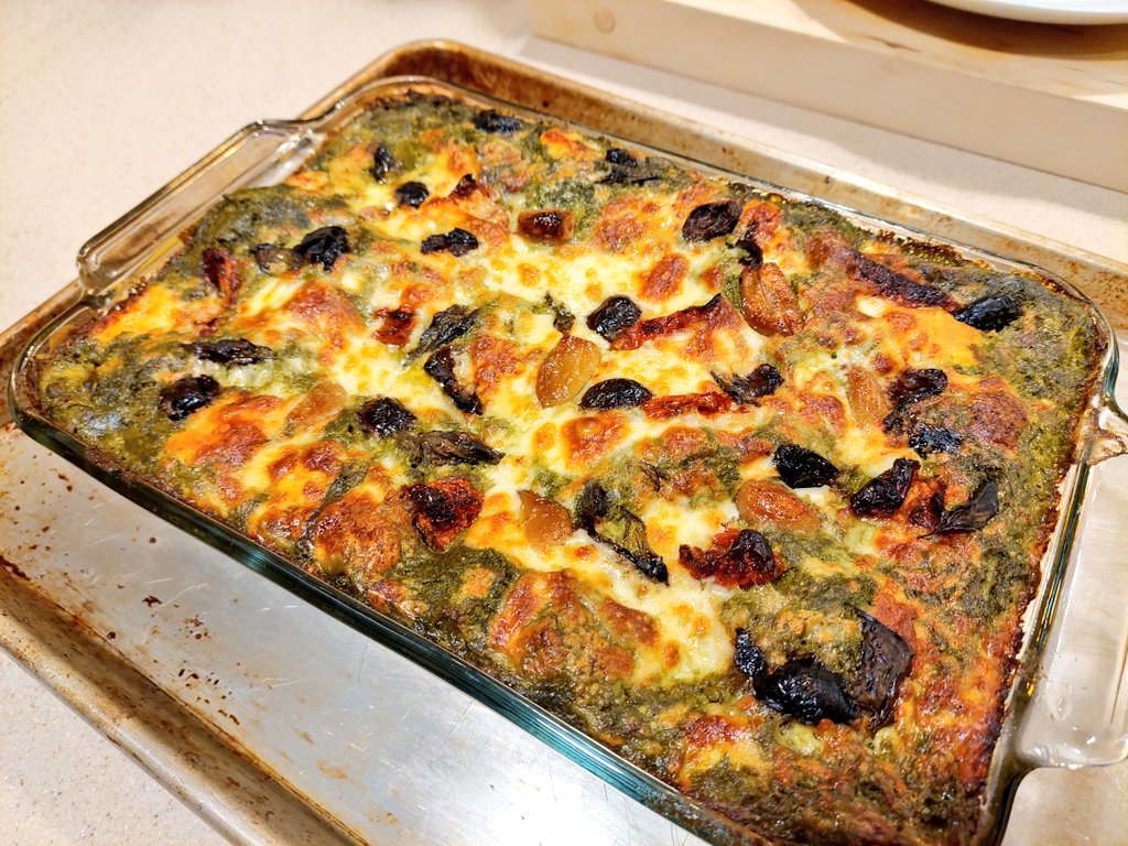 ELLICSRKitchen's tweet photo. 🥬Big Comforting Leafy Greens Lasagna 🤗
#foodhug
Adding dark leafy greens like kale, Chard, spinach, collards etc. to your sauces/pestos is a great way to get in more fibre, folate and antioxidants 😊
Full #recipe on our Instagram:
https://t.co/Wx51bS37d8 https://t.co/N0Wj2pgUTn