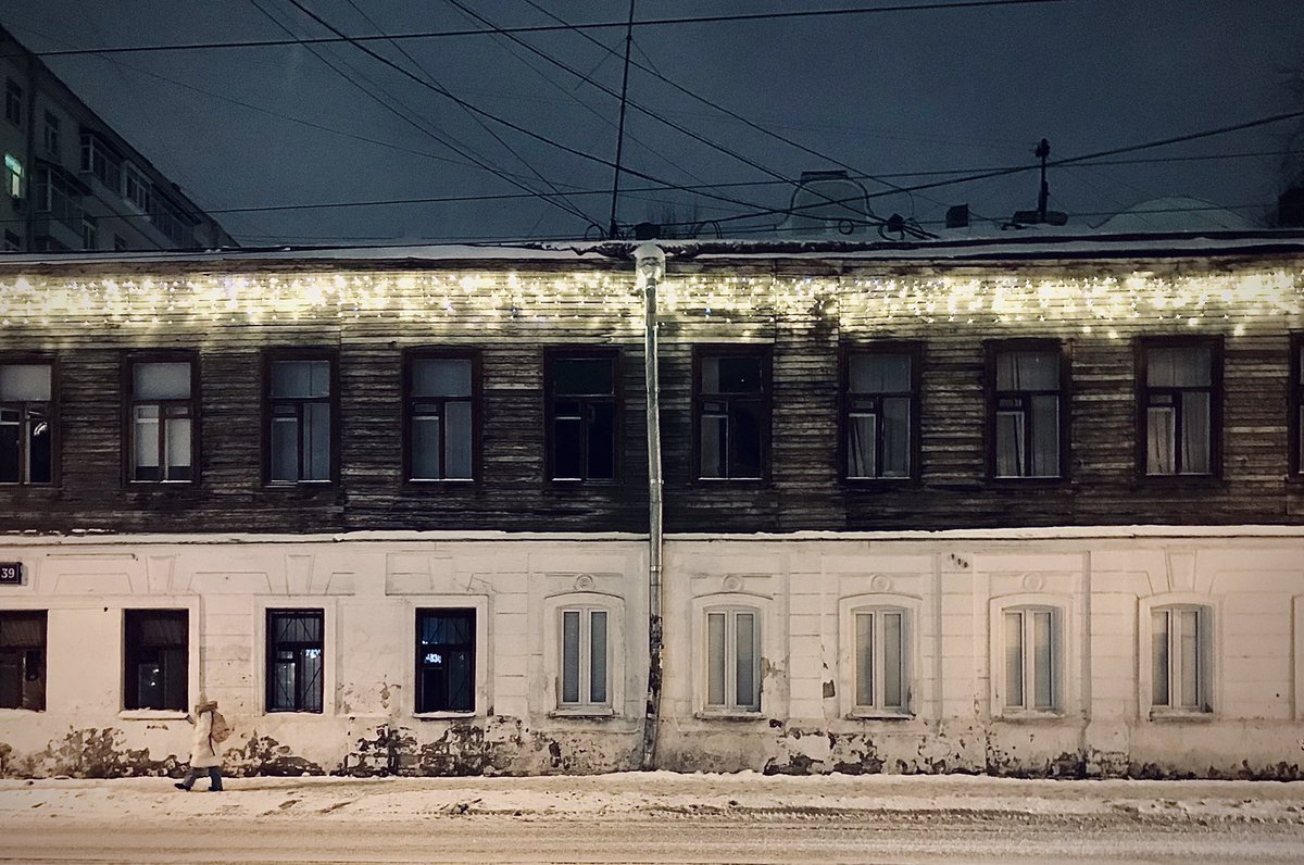 SocUnrealism's tweet photo. Fachwerk / A schoolgirl. Moscow, 2022 https://t.co/nqhoJsky3Y