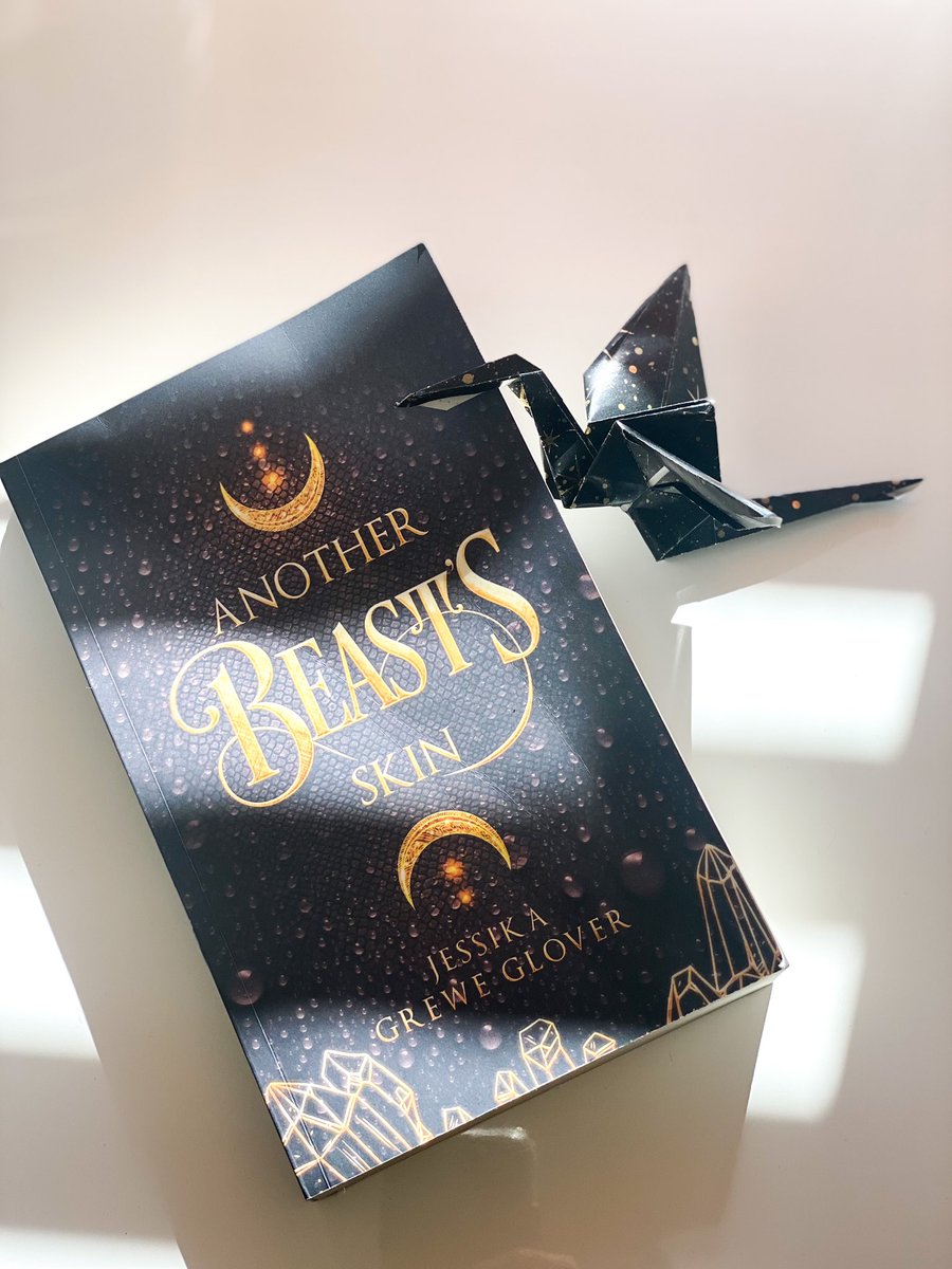 I’ll be 43 on Monday &amp; this is my debut novel.
Another Beast’s Skin is a contemporary fantasy featuring an MC in her 30s with anxiety, sword skills, &amp; a mean recipe for pb cookies.
Feel free to spread the word.⚔️

amazon.com/Another-Beasts…