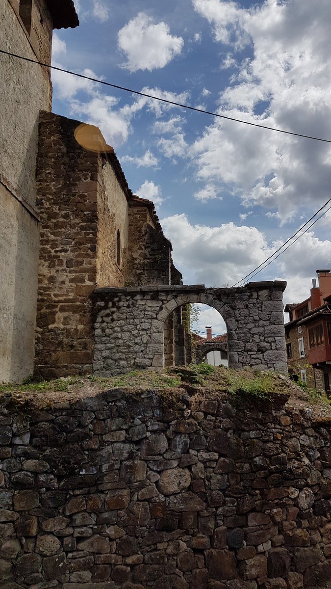 Buscando Iglesias Románicas <a href="/ArqueUbierna/">Centro Arqueológico de Ubierna</a>, mirad cuántas de todos los estilos arquitectónicos hay en Cantabria Amig@s.
Alegría desearos una feliz noche y magnífico fin de semana con esta de Espinama, en la Hermosa Liébana.
Abrazos y Besos de Hada van..🧚‍♂️😎