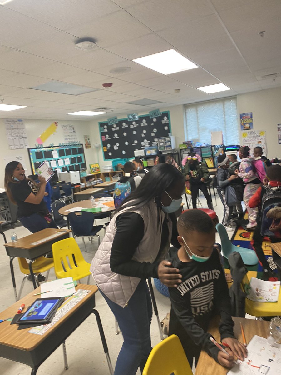 gklatimore's tweet photo. #Friyay = #popupparties ! Congrats Dinkins (#stes3rdgrade) & Adams (#stes2ndgrade) for having 96% and 99% of students to pass #iready weekly lessons #growthegreen #journey2excellence @NPorter17 @EC_Tyson @StonewallTell @amybytheton @Miss_GeeWiz #thetellstory https://t.co/tYJxf8yU5s
