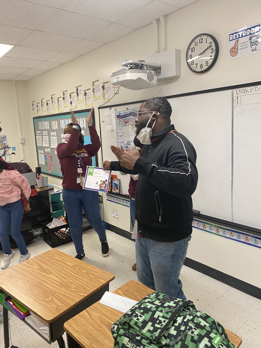 gklatimore's tweet photo. #Friyay = #popupparties ! Congrats Dinkins (#stes3rdgrade) & Adams (#stes2ndgrade) for having 96% and 99% of students to pass #iready weekly lessons #growthegreen #journey2excellence @NPorter17 @EC_Tyson @StonewallTell @amybytheton @Miss_GeeWiz #thetellstory https://t.co/tYJxf8yU5s