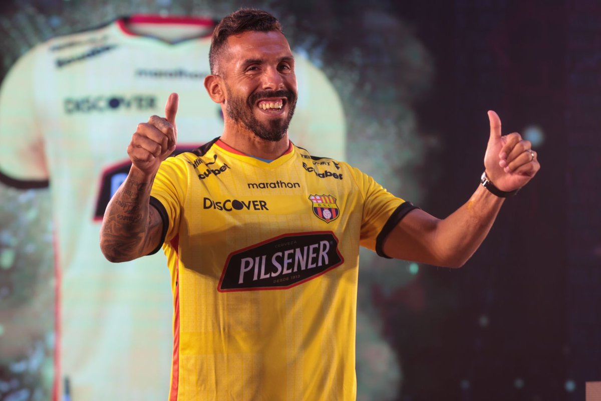 BarcelonaSC's tweet photo. ¡Feliz de amarillo! 💛

@__CarlitosTevez recibió la camiseta BSC 2022 del Presidente @AlfaroMoreno 👕

⏳ #NocheAmarilla #NA2022 🎆 https://t.co/T3O4SmrxRZ