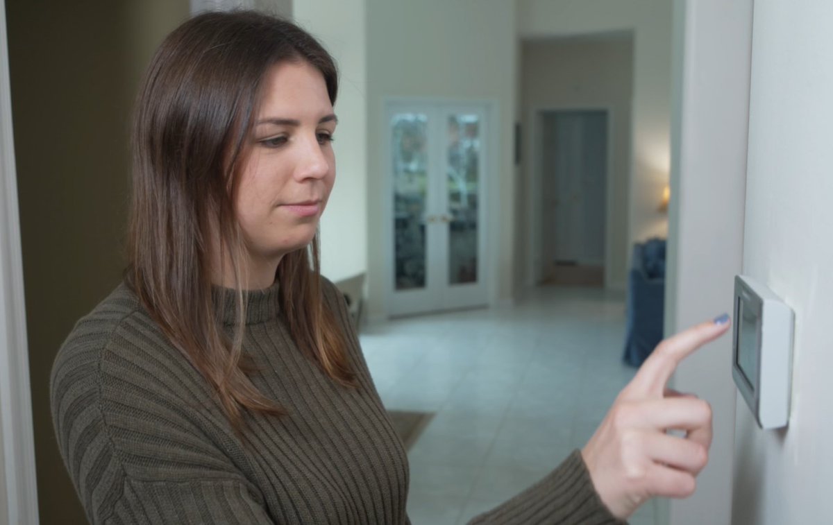 As temperatures drop this weekend, FPL is monitoring and preparing for the cold weather and encourages customers to be prepared, too. FPL shares low-to-no-cost tips for customers to save energy and money. News release: spr.ly/6017KJZv5 B-roll: spr.ly/6018KJZvg