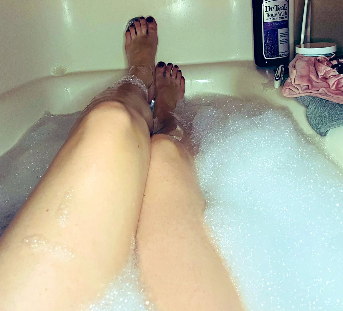 CharminglyBlunt's tweet photo. #FOOTFETİSH #bathtime #legsfordays #nsfwtwtﾟ #nsfw https://t.co/Nc3uOi7cVF
