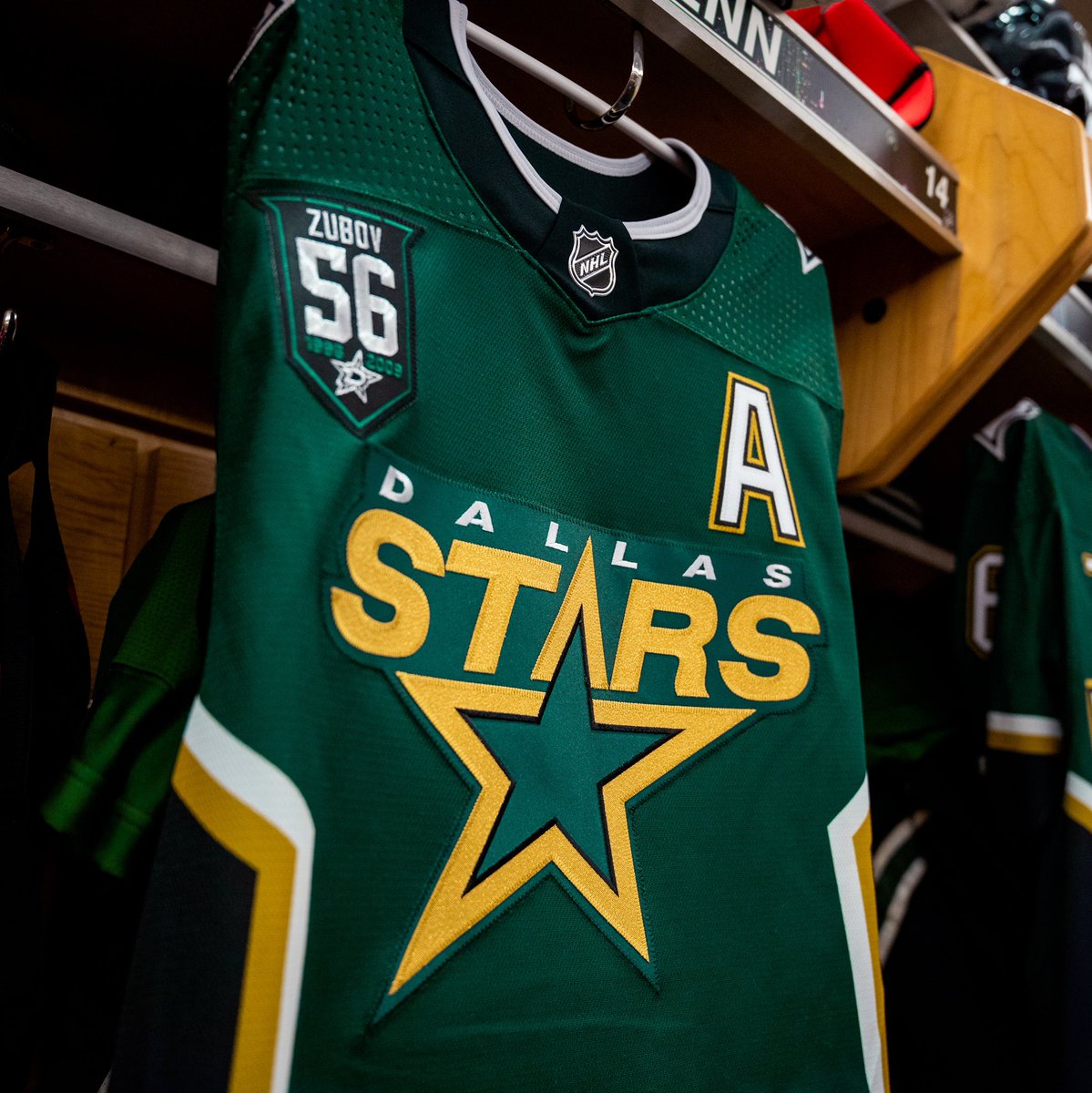 DallasStars's tweet photo. Honoring a legend. #Forever56 https://t.co/8WLik9Ap20