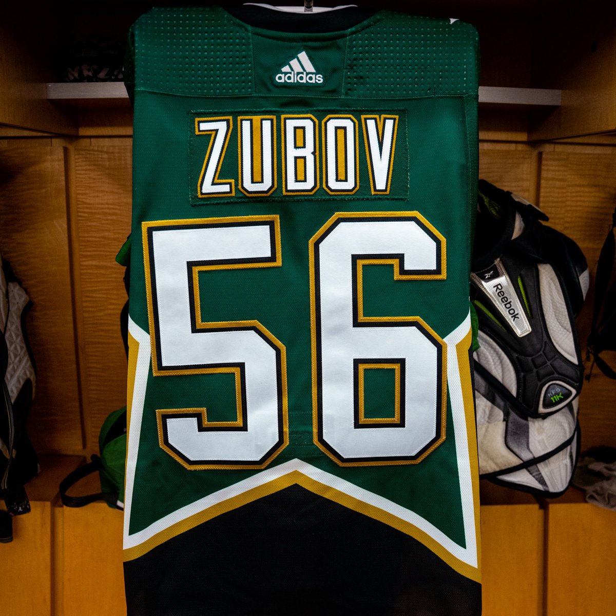 DallasStars's tweet photo. Honoring a legend. #Forever56 https://t.co/8WLik9Ap20