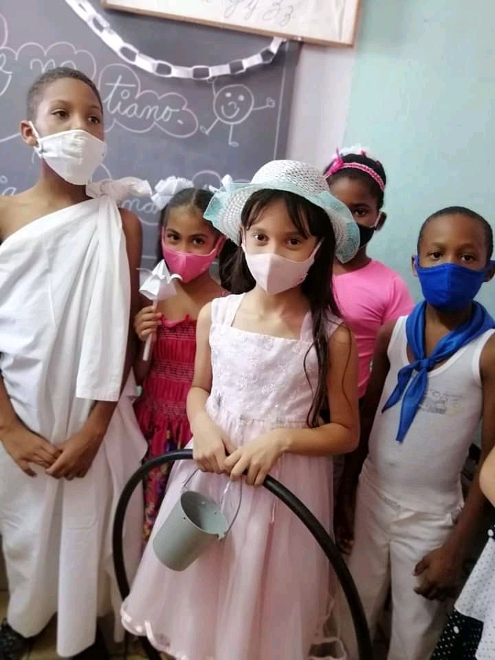 ZuliaMonier's tweet photo. Los pioneros santiagueros representan los diferentes personajes de la obra Martiana en saludo al 169 Aniversario del Natalicio de José Martí.
@elsa_ena 
@RaulSamon 
@FundichelyRosa 
#NuestraHistoria 
#JoseMarti https://t.co/SXqtZ9UjWM