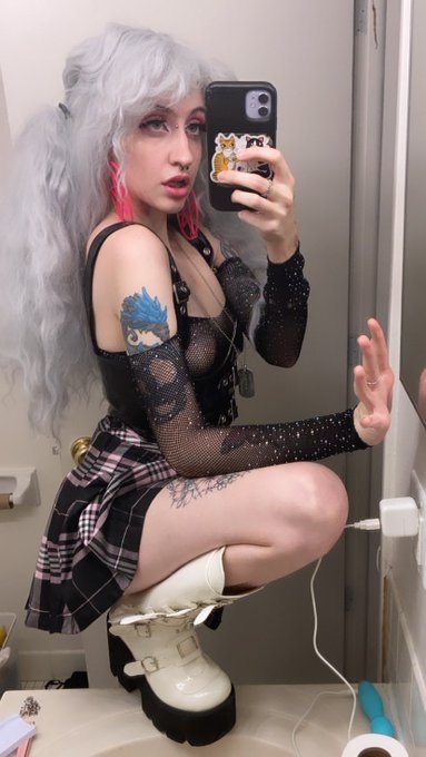 Heard it was griffriday idk have these I looked like such a cute whore pls give me attention 💗💓💞💕 https://t