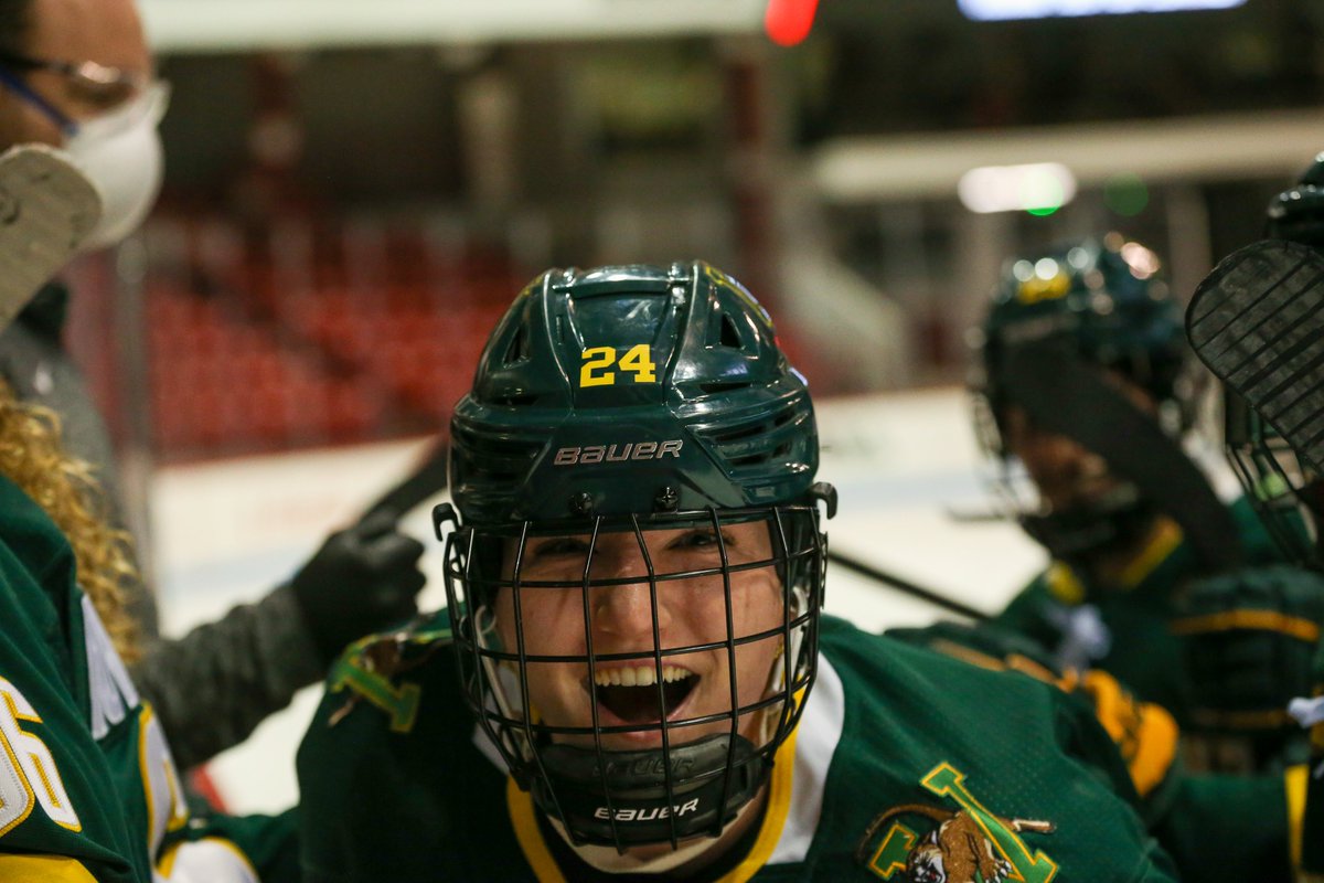 UVMwhockey's tweet photo. You guys wanted celly photos right!?
#WinTheDay https://t.co/Jm0QCur3hV