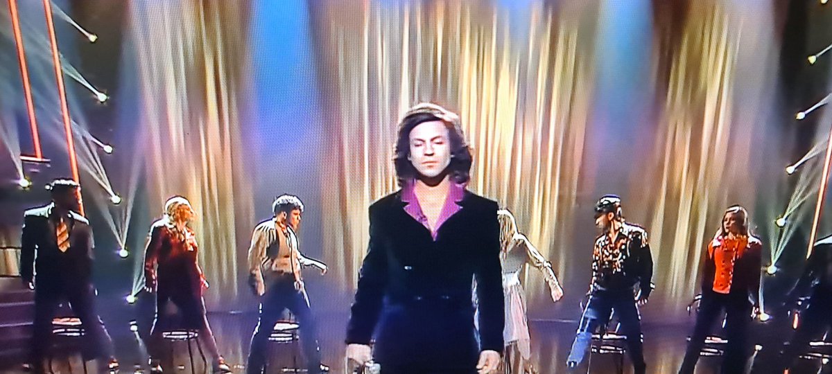 PENOSA IMITACION DE CAMILO SESTO!!! ES UNO MAS DE UN KARAOKE, DEMASIADO MAQUILLAJE PARECE UN CAMILO SESTO DE CASABLANCA. EL JURADO EXAGERADAMENTE GENEROSO.  #TCMS10