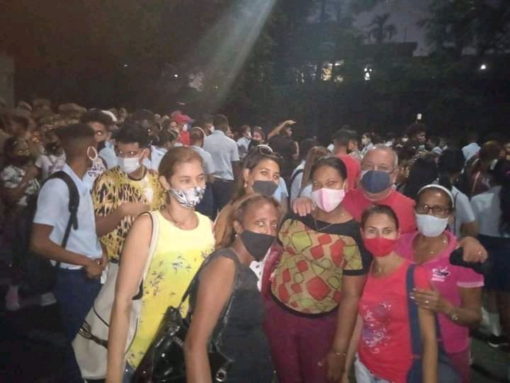 ZuliaMonier's tweet photo. @LobainaZulima El equipo de Metodólogos de Primaria del Municipio Santiago de Cuba participa en la marcha de las Antorchas. 
@LobainaZulima 
@RaulSamon 
@elsa_ena 
#NuestraHistoria https://t.co/WPtSu1sQaq
