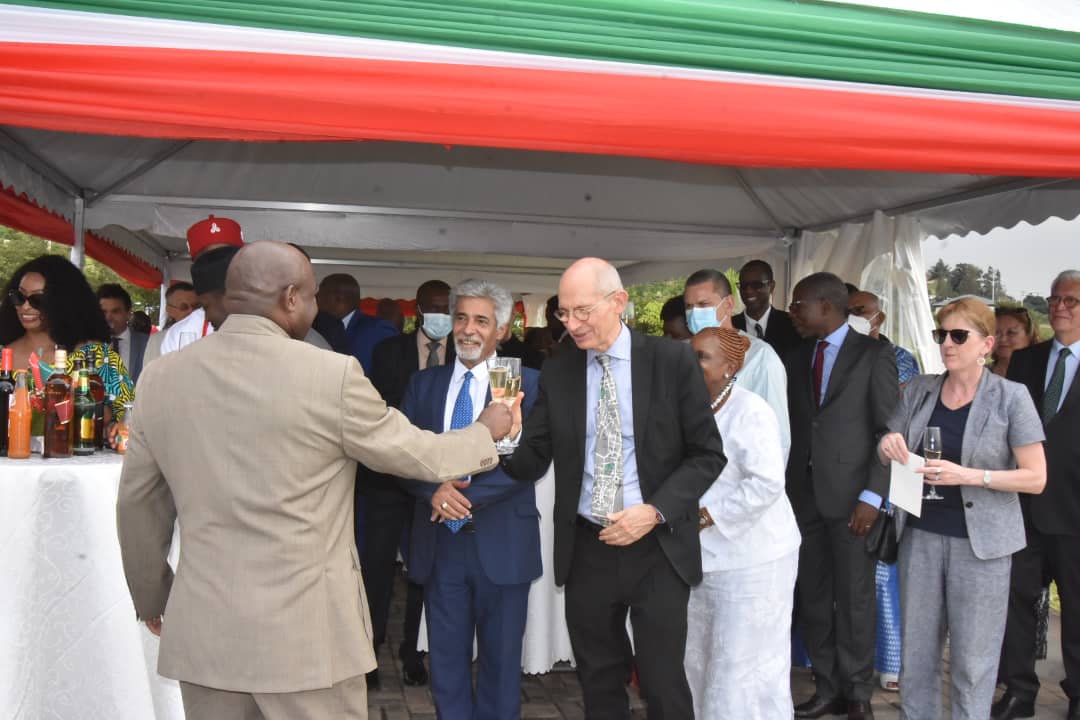 RTNBurundi's tweet photo. Le Président de la République @GeneralNeva salue la récente décision prise par le Président des États-Unis @POTUS de lever l'état d'urgence concernant la situation au #Burundi et la fin des sanctions ciblées contre certaines hautes personnalités du #Burundi. https://t.co/AIpRtMdNCh