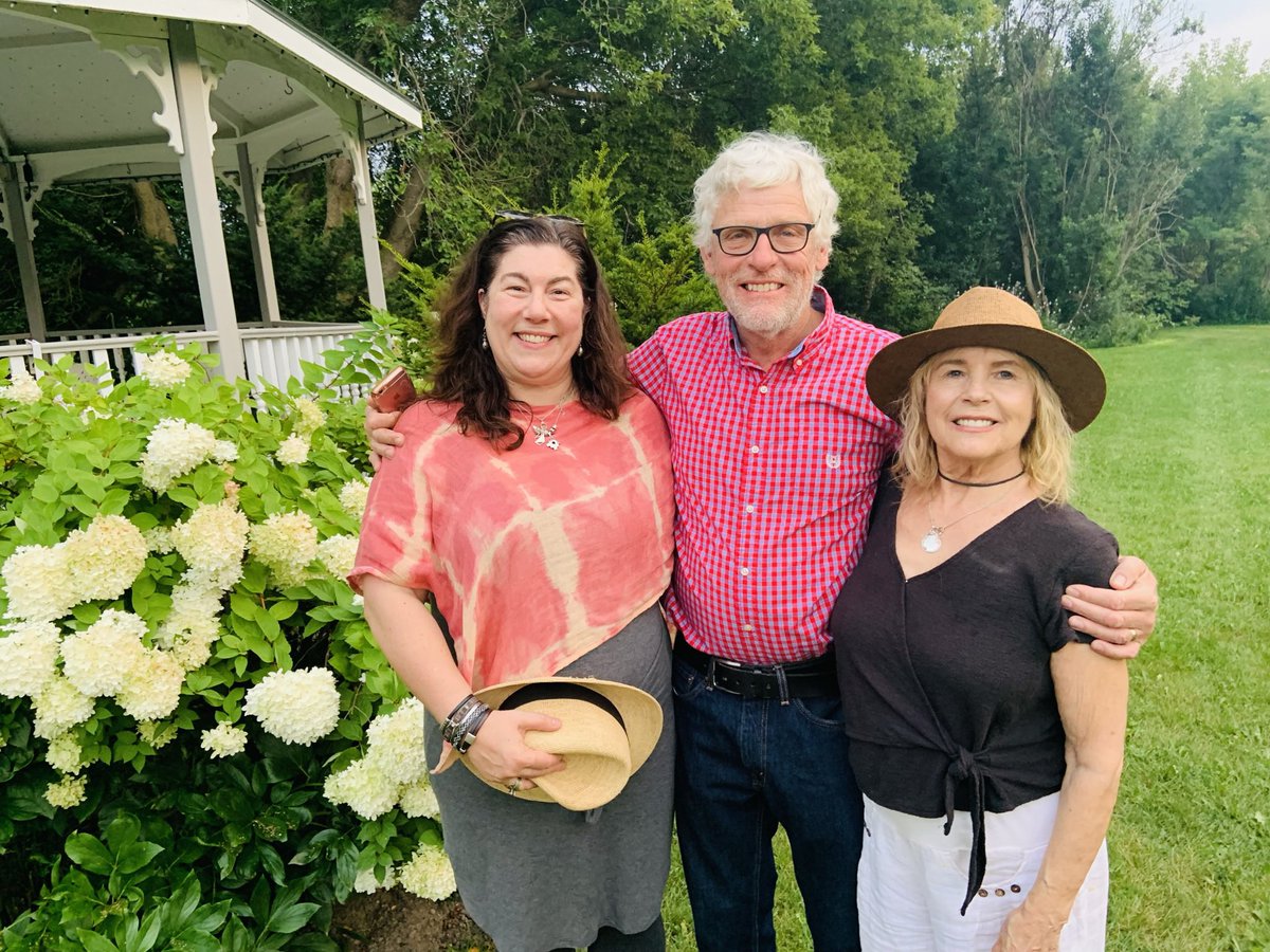 This is my trucker. My stepdad is on the road 3.5 weeks/month, 13 hour/day, hauling groceries &amp; other goods across borders 2 keep 🇨🇦 going. Double vaxxed &amp; boosted, always masked, always careful and when home his 1  day off, an activist for strong public health measures. 🙏❤️