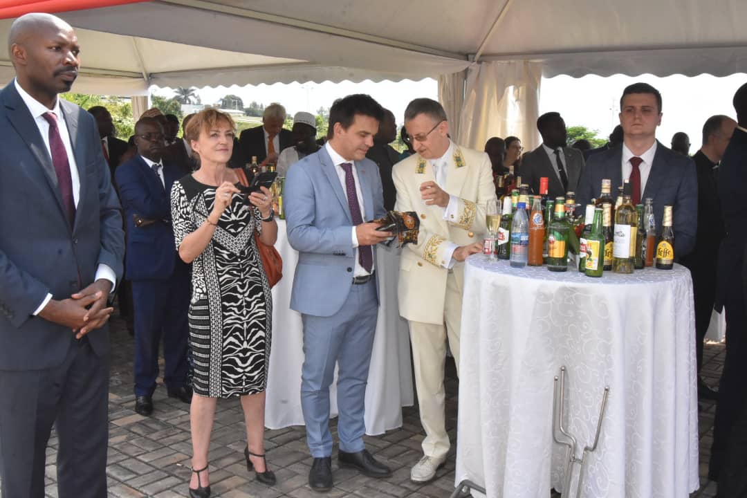 RTNBurundi's tweet photo. Pour le Président @GeneralNeva, rien ne justifie le maintien des sanctions contre le peuple burundais, si ce n'est que pour le décourager dans sa voie sur le développement et mettre les bâtons dans les roues de ceux qui voudraient investir au #Burundi. https://t.co/yAbPixxA3g