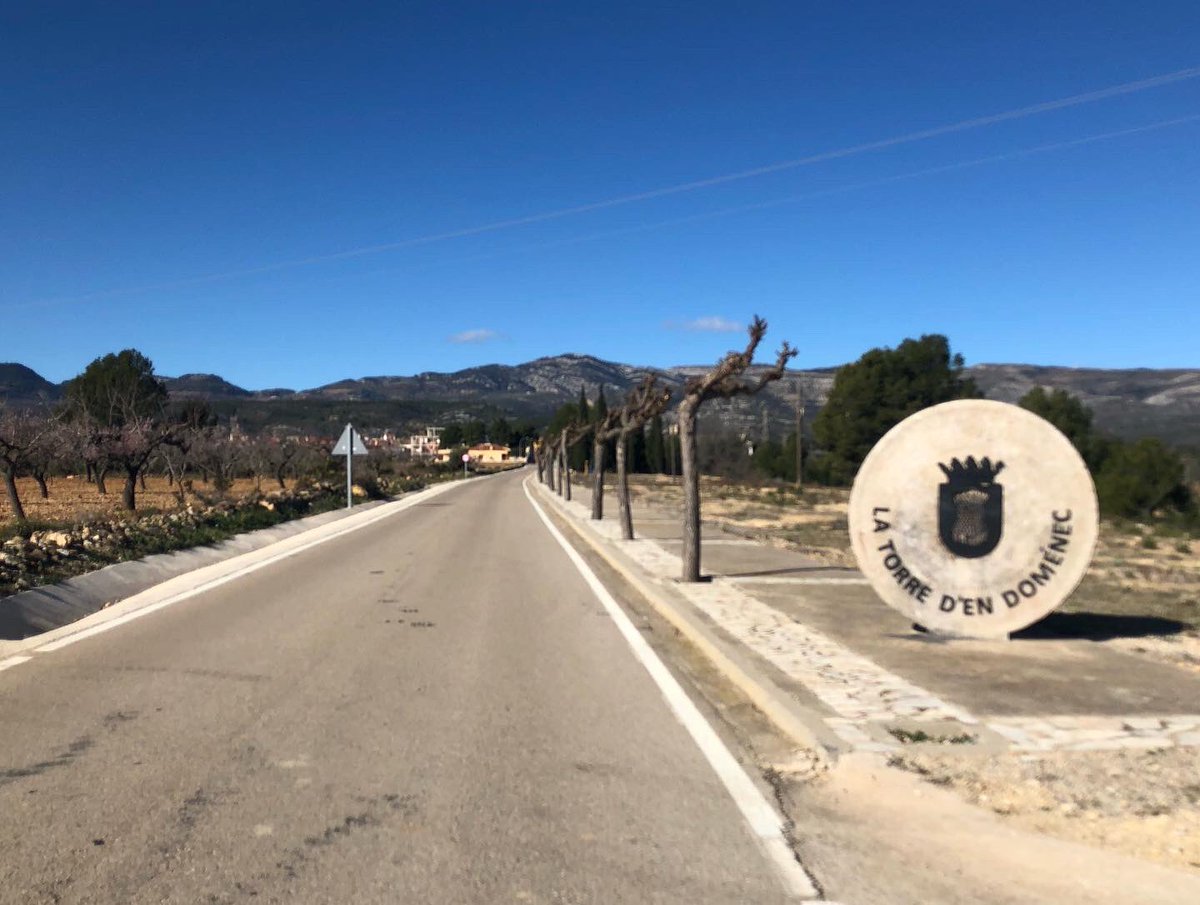 portsnbicicleta's tweet photo. Port de la Serratella (842 m) #laplanaalta 🚵🏼😍🔝 Des de la Torre d’en Domènec: 15,2 km al 3,71% (màx. 10,0%); 564 m desnivell; https://t.co/aUdjJGw59v #portsenbicicleta #cicloturisme #laserratella #portdelaserratella #cima #retocima #shihadanar https://t.co/boLtdiGgI5