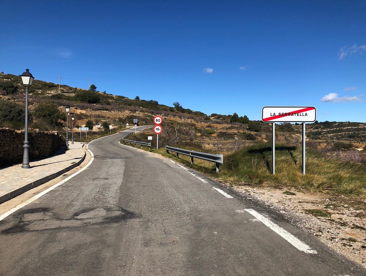 portsnbicicleta's tweet photo. Port de la Serratella (842 m) #laplanaalta 🚵🏼😍🔝 Des de la Torre d’en Domènec: 15,2 km al 3,71% (màx. 10,0%); 564 m desnivell; https://t.co/aUdjJGw59v #portsenbicicleta #cicloturisme #laserratella #portdelaserratella #cima #retocima #shihadanar https://t.co/boLtdiGgI5