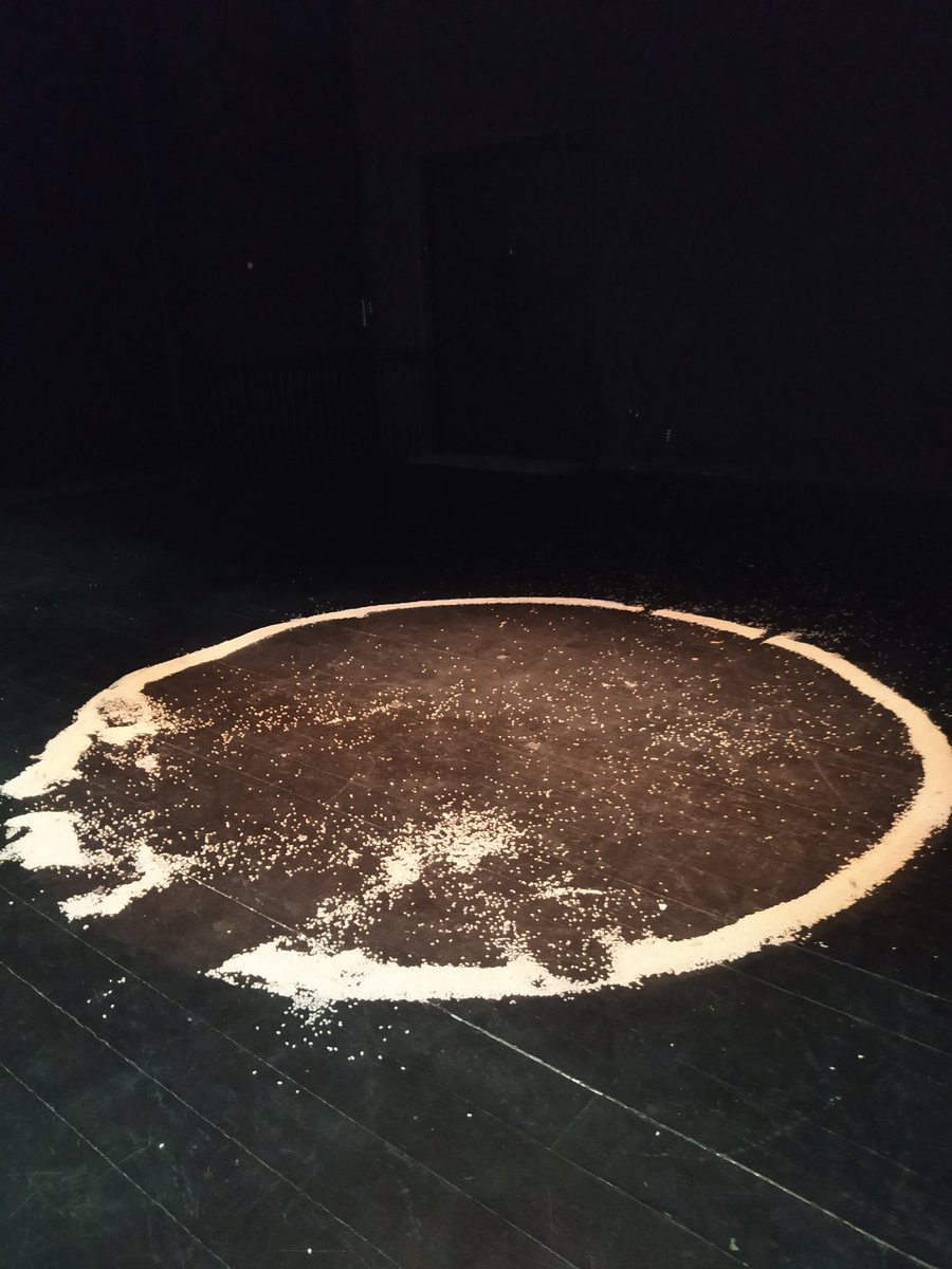 LaBetTena's tweet image. Un monòleg de dues hores. Un actor meravellòs i una gran direcció. Ah, i un text fantàstic. Quin plaer regalar-nos aquestes perles, mil gràcies! @ETCastellar #saintnicholas #treshomesgrossos aneu-hi!!