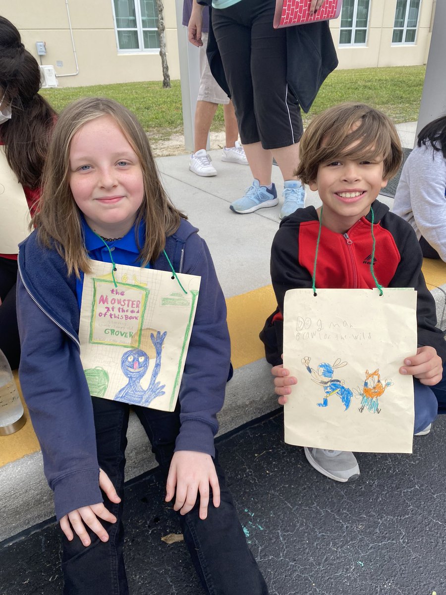 GoldenReadsLGE's tweet photo. More literacy parade fun.@collierschools @lgeseaturtles https://t.co/NSZdFVwoJZ