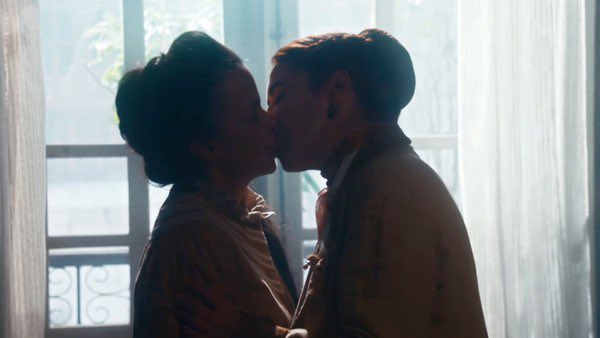 tracklist's tweet photo. Na novela “Nos Tempos do Imperador”, exibida na Rede Globo, foi exibido um beijo entre as personagens Vitória (Maria Clara Gueiros) e Clemência (Dani Barros). 

É a segunda vez que um beijo entre duas mulheres é transmitido nas produções das 18h da emissora. https://t.co/SI5GfCsbcd