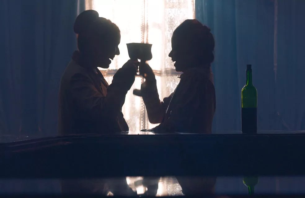 tracklist's tweet photo. Na novela “Nos Tempos do Imperador”, exibida na Rede Globo, foi exibido um beijo entre as personagens Vitória (Maria Clara Gueiros) e Clemência (Dani Barros). 

É a segunda vez que um beijo entre duas mulheres é transmitido nas produções das 18h da emissora. https://t.co/SI5GfCsbcd