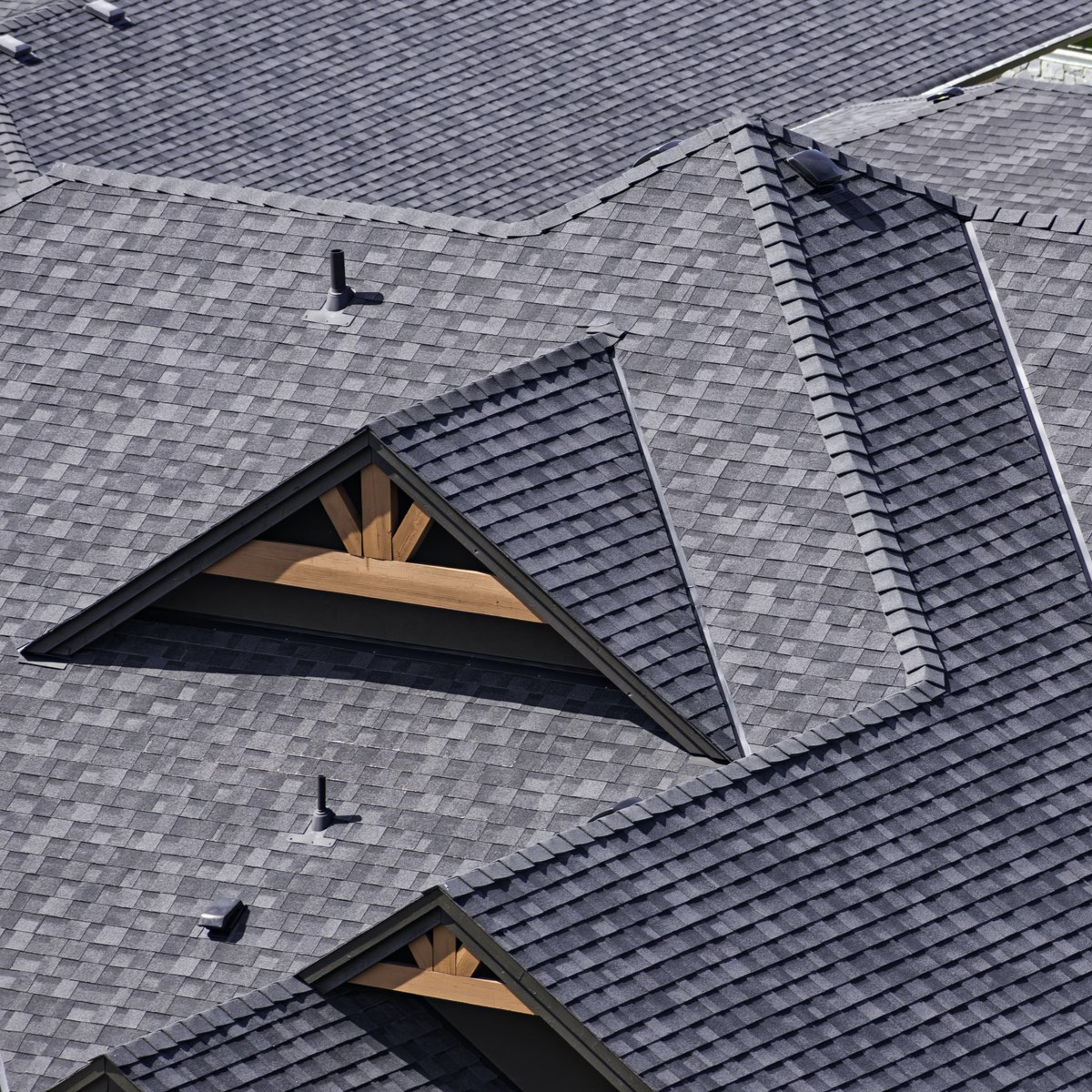 Although you mostly hear about #RoofDamage during the infamous hurricane season, Houston’s winters also compromise your roofing system. Here's the best way to maintain (and protect!) your roof this winter: buff.ly/3rTbA2M
#314Roofing #HoustonRoofer #RoofMaintenance