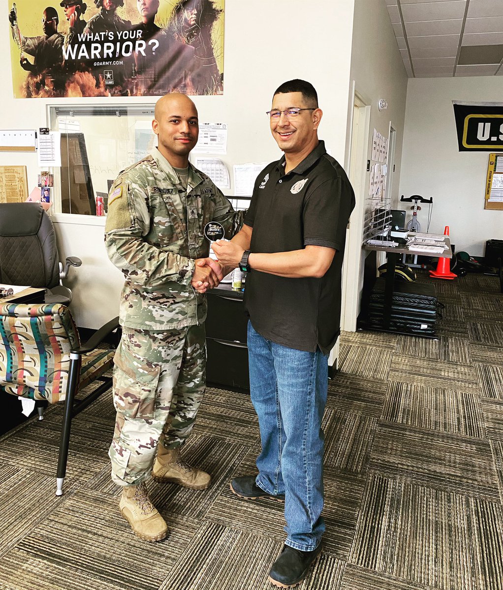 desdelabarraca's tweet photo. Episodio # 36: Ecuador 🇪🇨 en la casa!

. Intentando enlistar en el Navy.

. Hospedándome en el consultorio de mi primo.

. El mejor trabajo que he tenido es el de Drill Sergeant.

. Mi experiencia en Italia 🇮🇹

 https://t.co/xaeWU9nG6v

https://t.co/RbzCD5UmNA https://t.co/o9eicqXdQs