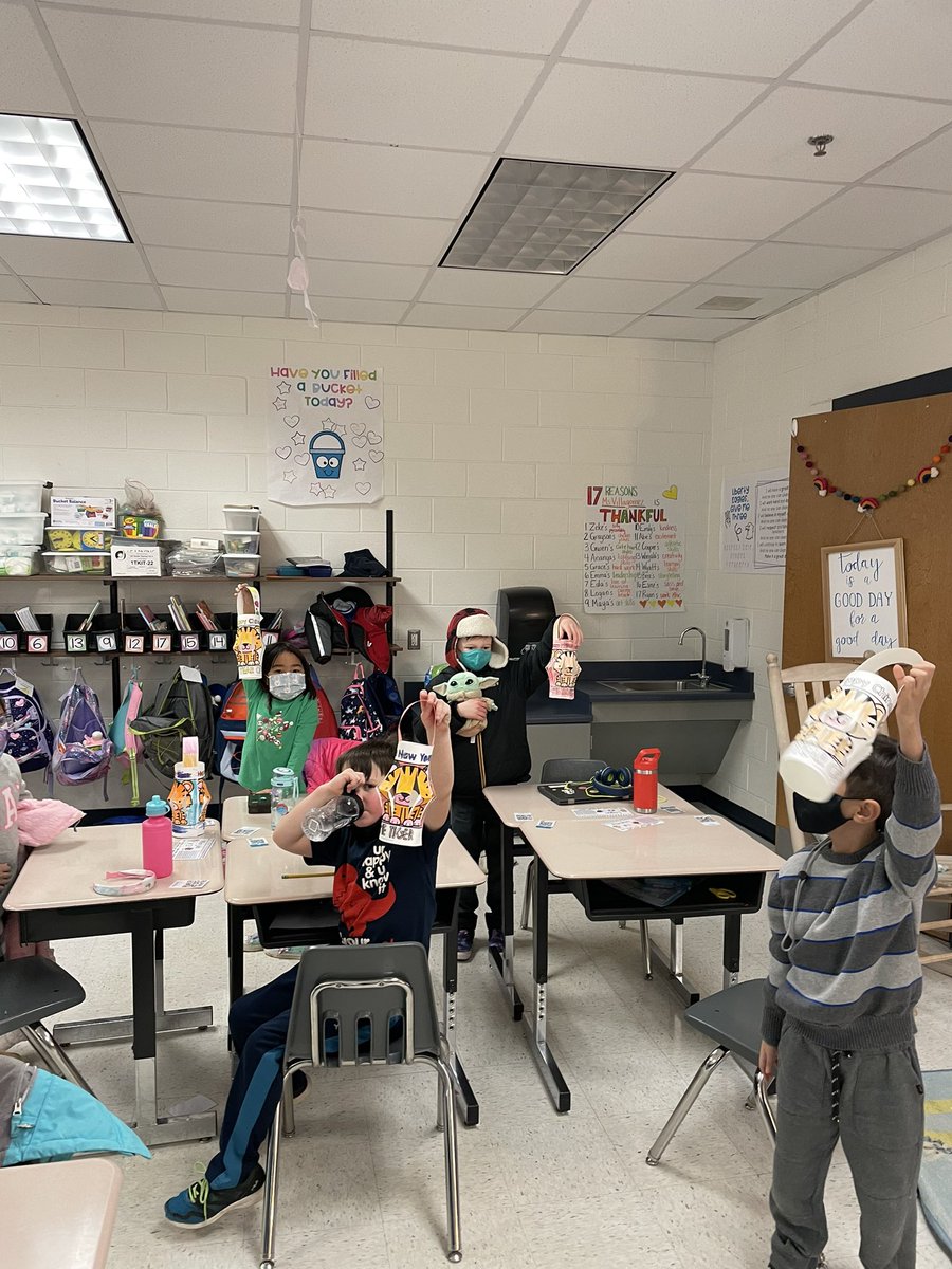 _MsVillagomez's tweet photo. We loved learning about Lunar New Year and how some of our classmates celebrate! We even had a classmate’s mom as a guest reader to help share about the holiday! The class loved getting gold coins, making lanterns, and creating a dragon for STEM! 🏮🧧🐉 https://t.co/k8WAzJ4bma