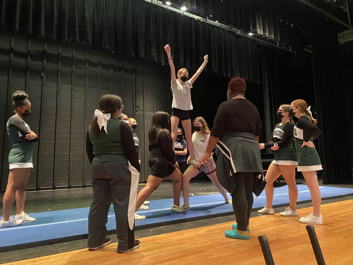 HFMS_Cheer's tweet photo. Later tweet but must take a moment to thank the @PTHSAthletics cheerleader’s for inviting us over for a practice📣💛 We had so much fun! The high schoolers taught the middle school squad some cheers AND how to stunt!!! THANKS SO MUCH💛💛🤩🤩👏🏼👏🏼 #Cheer #pembertoncheer #hfms #pths https://t.co/hFeMv9IkIn