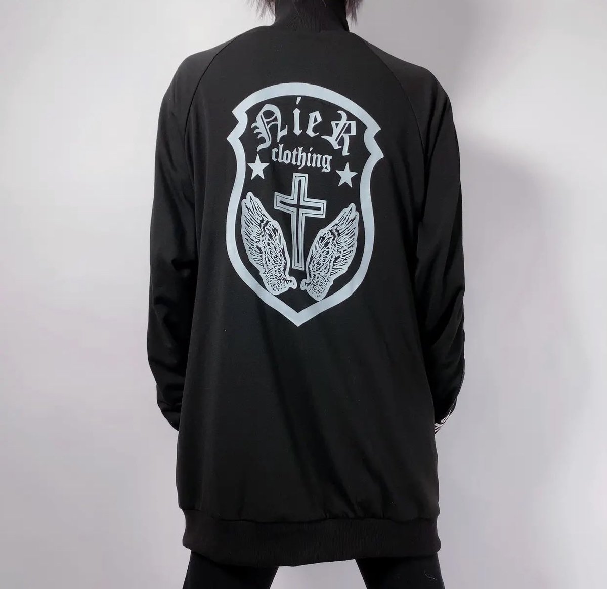 🎁本日〆切プレゼント企画🎁

HIGHNECK ZIP OUTER【NieR LOGO】

🎁3名様にプレゼント🎁　

ユニセックスアイテムです🐰

◼応募方法
フォロー(<a href="/NieR_tokyo/">NIER CLOTHING</a>) &amp; RT
◼締切〆  本日24時

※鍵垢の方も対象内です。
こちらの商品は〆切後販売予定となります。
是非ご参加ください🙇‍♂️🙇‍♀️