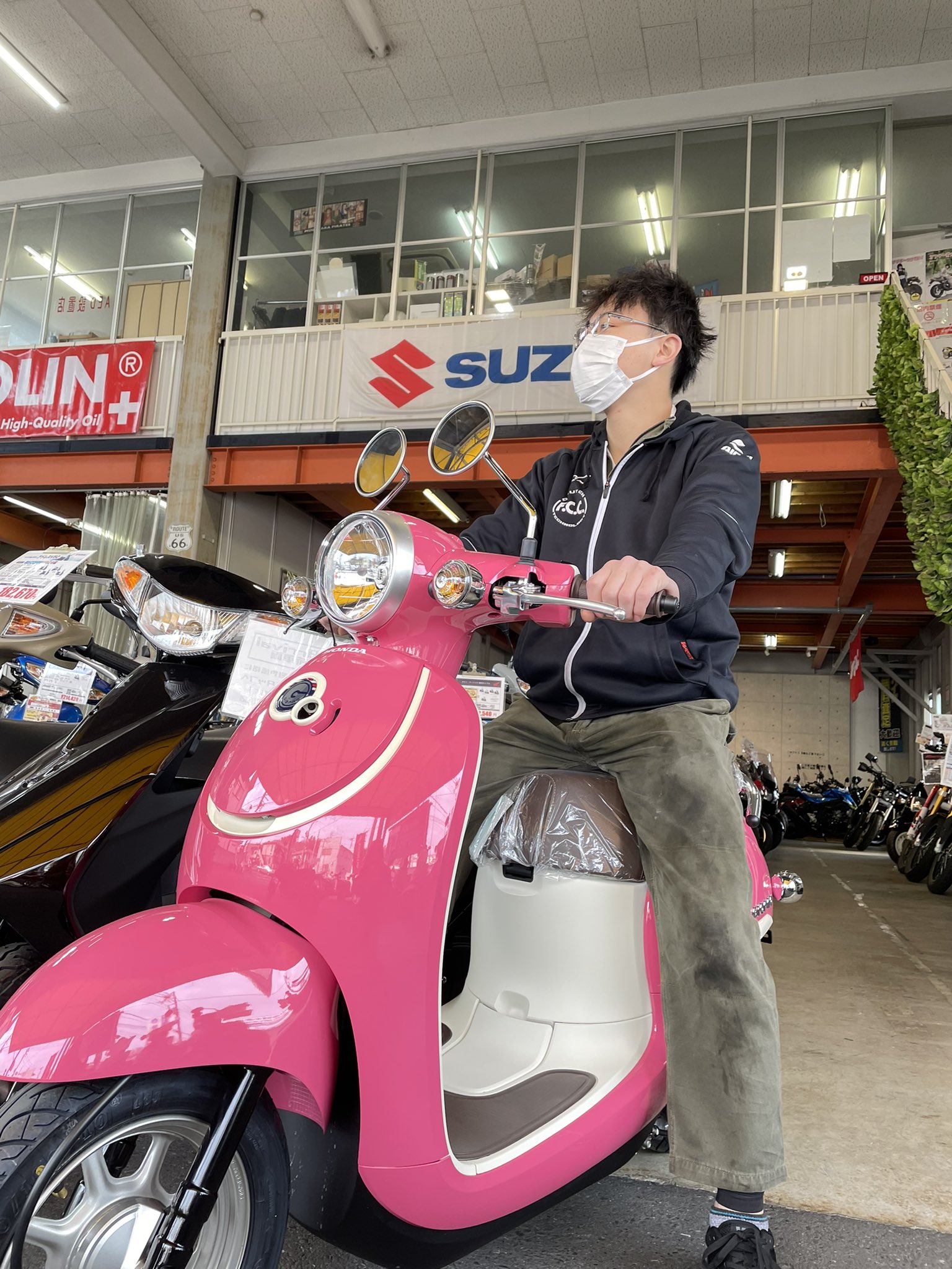 バイクショップ Mfd横浜 プジョー横浜 原付スクーター カスタムバイクまで無料で査定致します おはようございます ピンク のジョルノ入荷しました 本日も19 00まで営業中 ジョルノ ピンク バイク オートバイ スズキ ホンダ Gpx Fantic