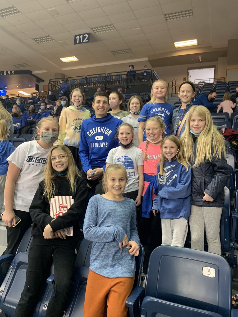 tessarl4's tweet photo. Love seeing male athletes support women athletes. #GoJays https://t.co/chY6xpsOod
