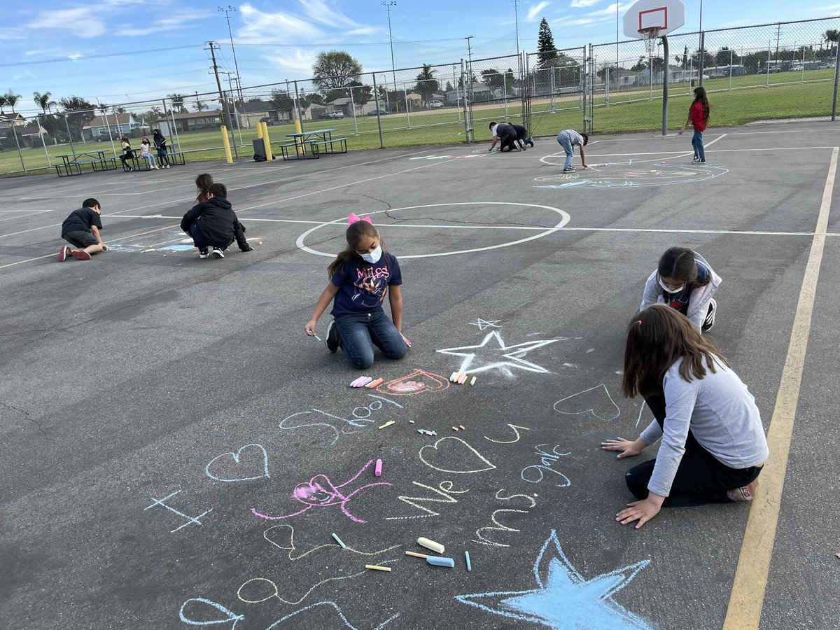 MrsRentEst's tweet photo. Our @PBIS Monthly Celebration was #ChalkDay! Our 🦅 enjoyed chalk more than we expected! 😍We love creating these beautiful memories with our kiddos! ❤️ 🎨 #RiveraRocks @ElRanchoSchools https://t.co/QXQCO8EEod