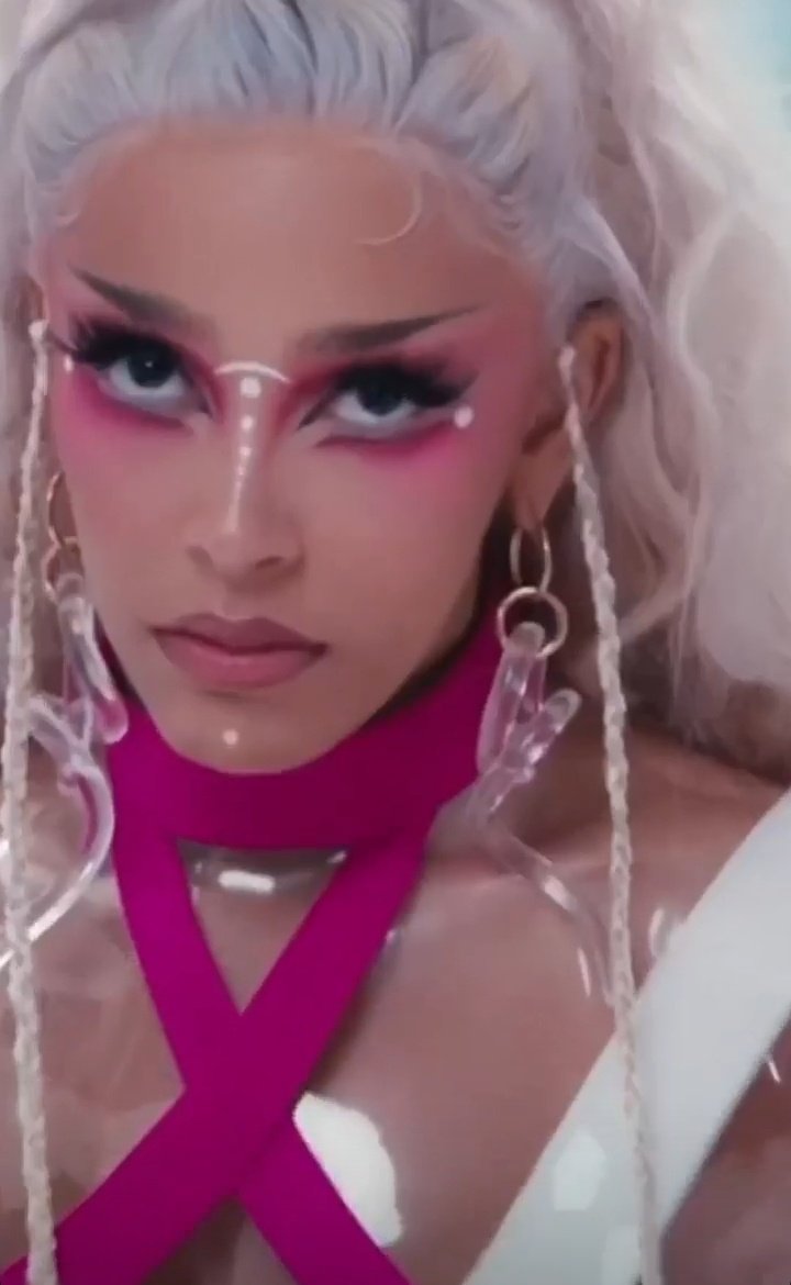 androgiinah's tweet image. 10 curtidas e eu recrio a make de #GETINTOITYUH