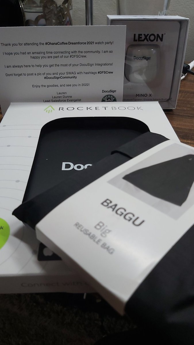 Srishti237's tweet photo. #SwagAlert 📢 2022!
Thank you, amazing @LaurenDunne__c for the wonderful @DocuSign swag kit!!

Love being a part of this lovely #OhanaCoffeez group.💙🌟💯

#DocusignCommunity
#DFSCrew https://t.co/HiQteRmeUE
