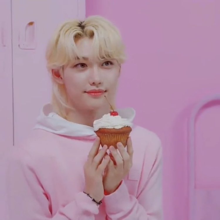 あたしに刺さった画像置き場 片手でもいいのに ちゃんと両手でケーキを持つピリ T Co Xstvp4wbbi Twitter